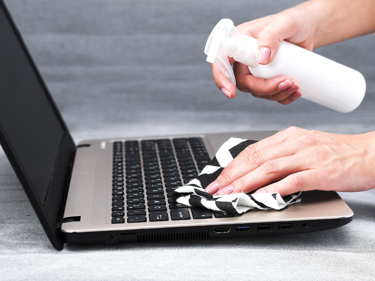 Як безпечно почистити клавіатуру MacBook без ризику пошкодження: покрокова інструкція